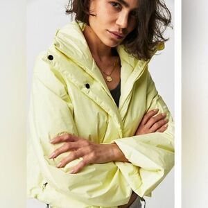 NWT RAINS Women’s Fuse Weatherproof Waterproof Light Jacket Yellow Straw- Size L